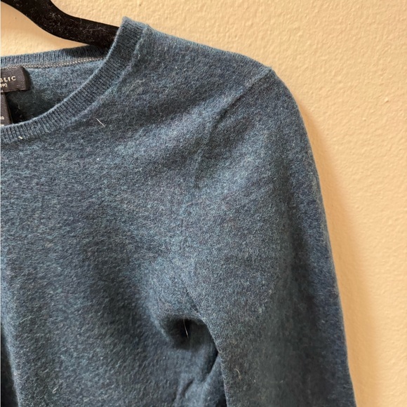 Banana Republic Women's Blue Crewneck Sweater with Sleeve Buttons Size Medium - Picture 3 of 6